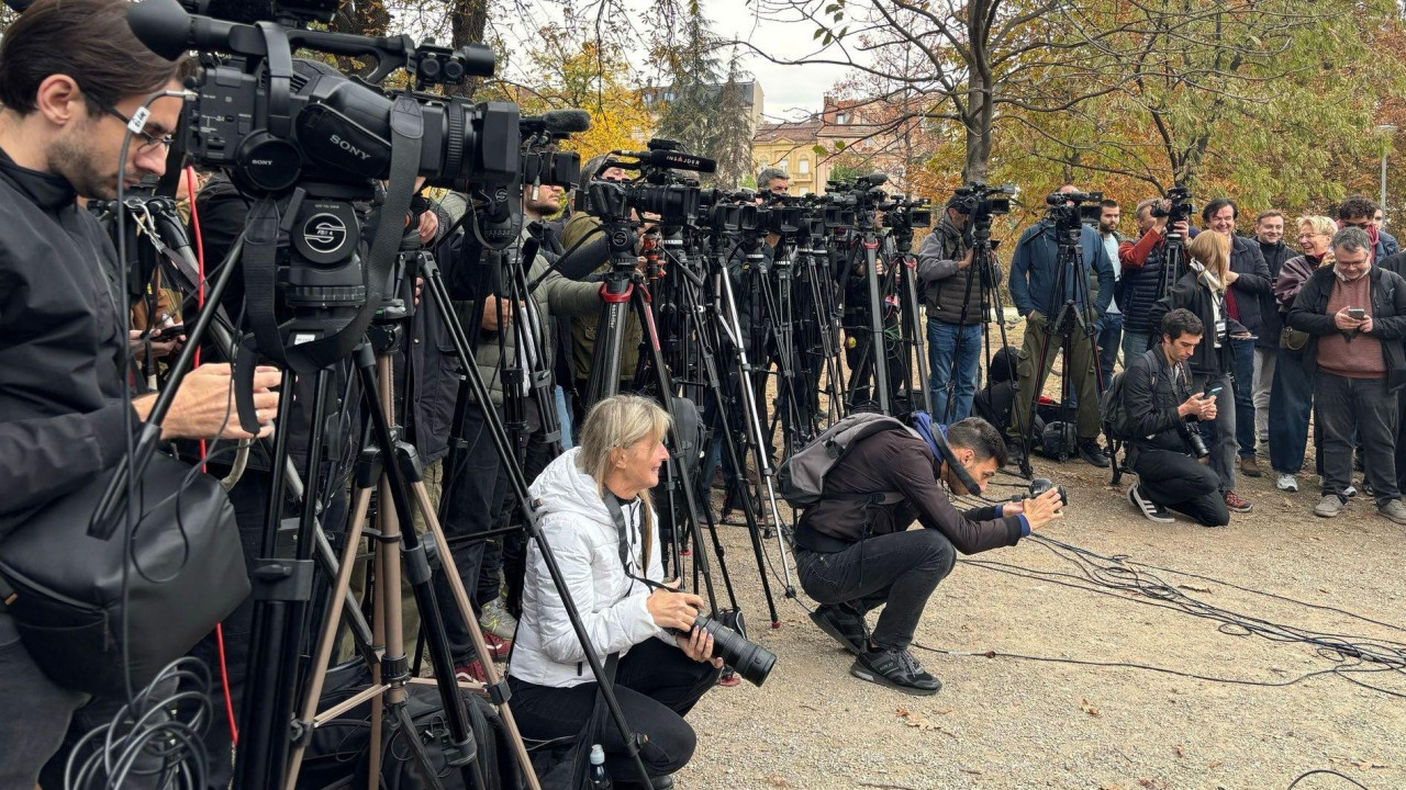 Desetine novinara i snimatelja u parku
