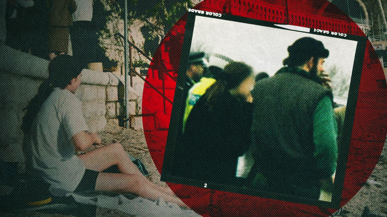 
                    na fotografiji je mlada žena koja sedi na plaži okrenuta leđima od kamere i pored nje, polaroid fotografija muškarca i žene, ponovo okrenutih leđima kameri. Izgleda kao da stoje u gomili ljudi, u kojoj su i policajci. Muškarac ima bradu i nosi kapu.
                