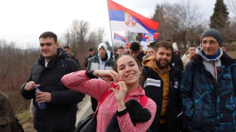 studenti pešače