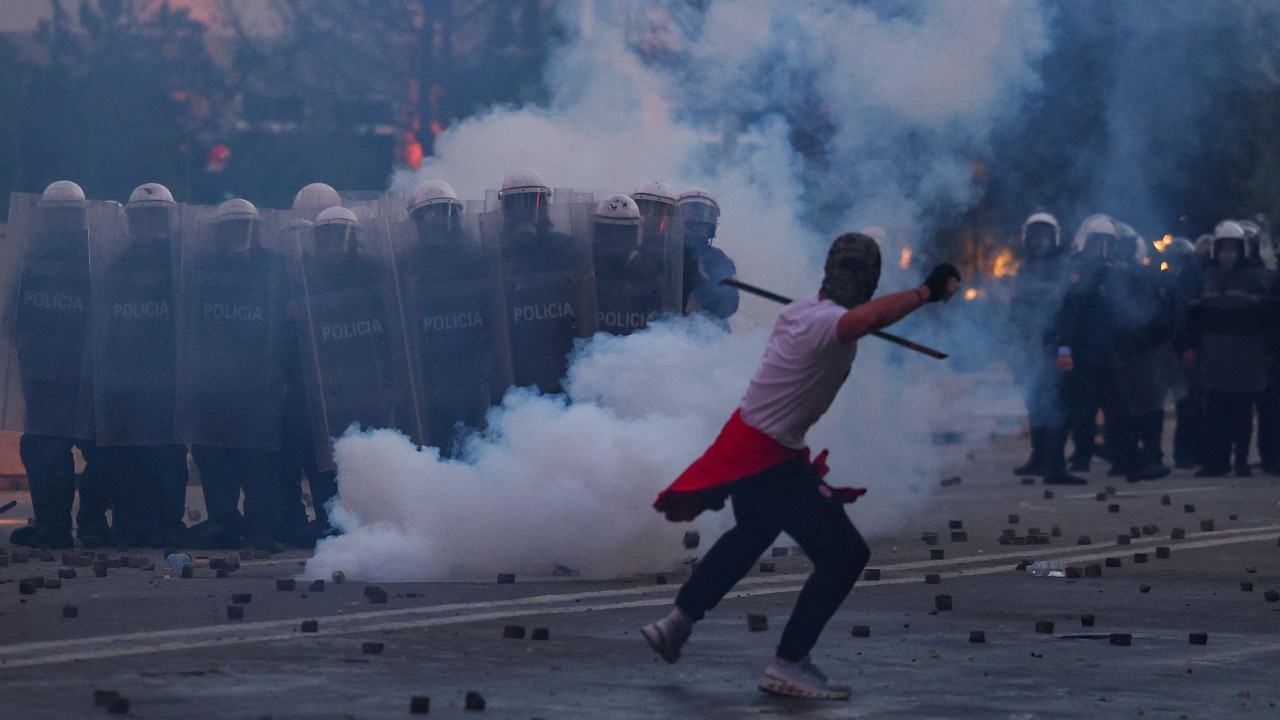 Demonstrant baca predmet ka policajcima u Tirani 15. oktobra