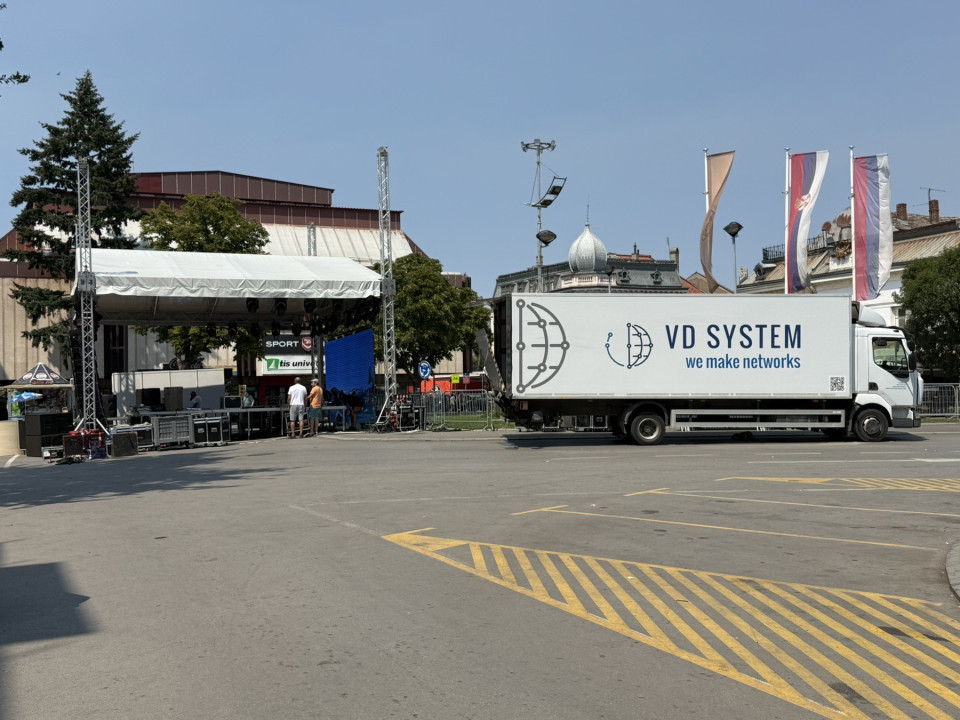 Postavljanje bine za „Youth Fest”, 8. avgusta 2026. godine / Foto: Boom93