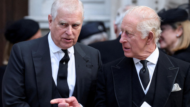 Kralj Čarls u prvom planu slike pokazuje prstom mlađem bratu Endruu Mauntbatenu Vindzoru dok zajedno hodaju