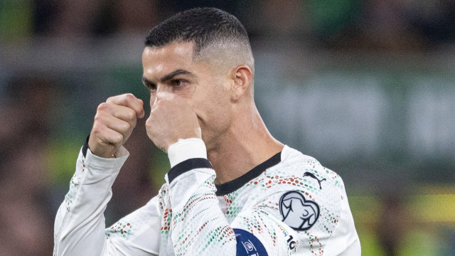 Kristijano Ronaldo se pravio da briše suze sa lica posle incidenta sa irskim fudbalerom Darom O'Šejom