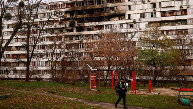 Pogođena zgrada u kijevskoj oblasti u ruskom napadu 25. novembra 