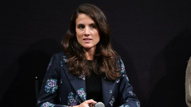 Šlosberg drži mikrofon i obraća se publici 