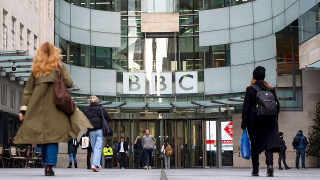 Ljudi prolaze ispred sedišta BBC-ja u Londonu
