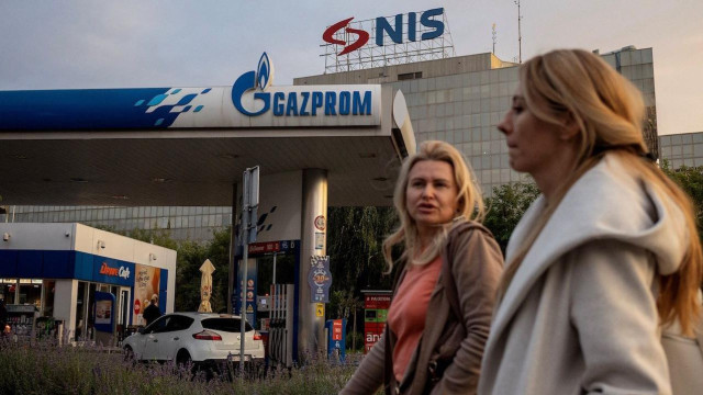 sankcije nis-u, nis, američke sankcije nis, devojke prolaze pored pumpe