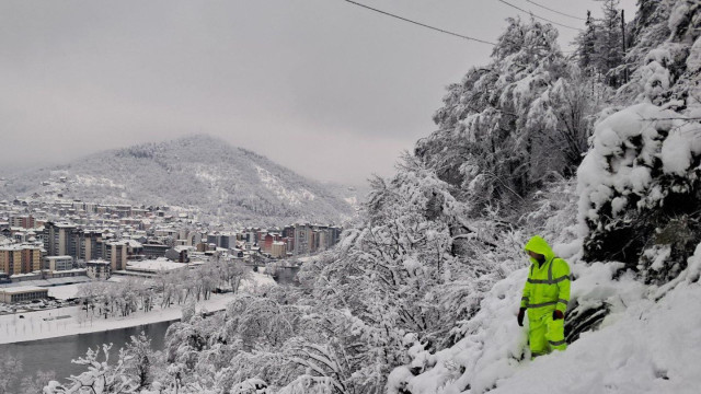 Radnik u odelu namešta strut