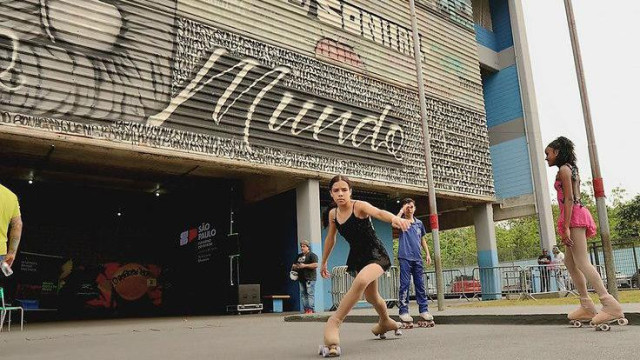 Devojčice na rolerima u haljinicima ispred škole