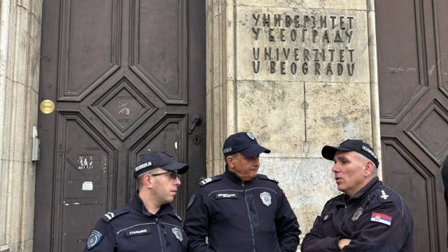 policajci ispred rektorata