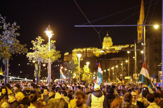 Pristalice opozicije okupljaju se u Budimpešti posle zatvaranja biračkih mesta 12. aprila 2026.