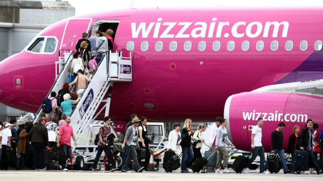 Putnici se ukrcavaju u avion kompanije Vizer