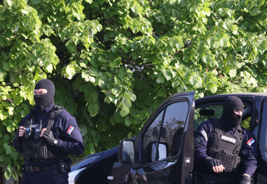 Policajci pod maskama i u opremi napolju 