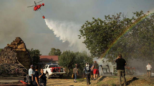 Helikopteri pomažu u gašenju požara