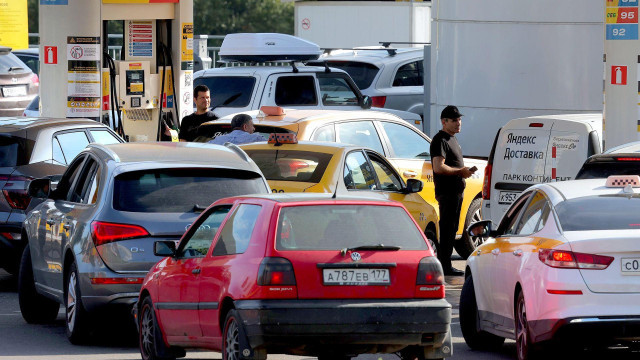 Redovi automobila pred benzinskom stanicom