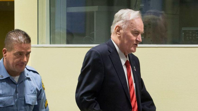 Ratko Mladić i čuvar u sudnici u Hagu