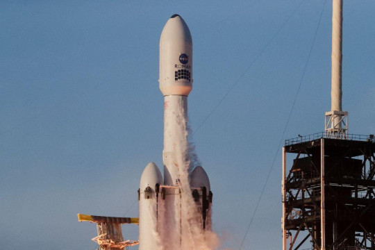 Raketa Falkon Hevi kompanije SpejsIks poleće noseći Nasin svemirski teleskop Nensi Grejs, Florida, SAD, 30. avgust 2026.