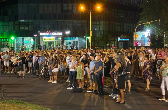 Ljudi u tišini stoje na ulici u masi