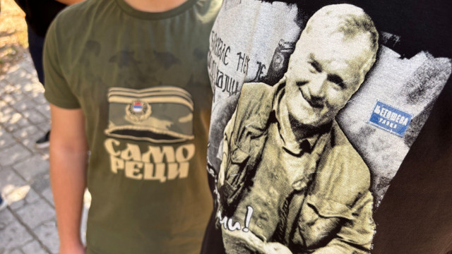Generale, samo reci, poruka na maslinasto zelenoj majici