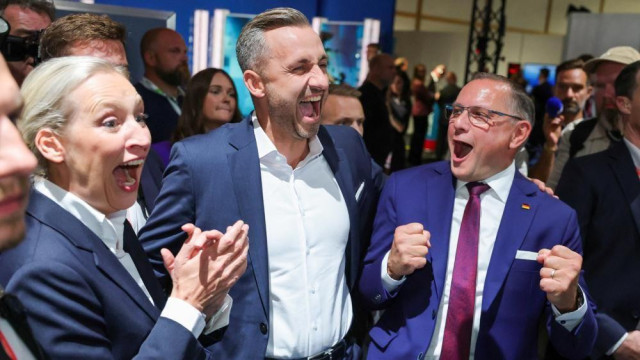 Ulrih Zigmund (u sredini) iz AfD-a i nacionalni lideri stranke oduševljeni su rezultatom