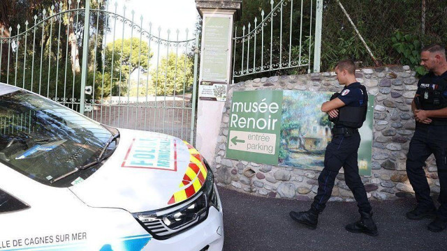 Policija ispred muzeja Renoar
