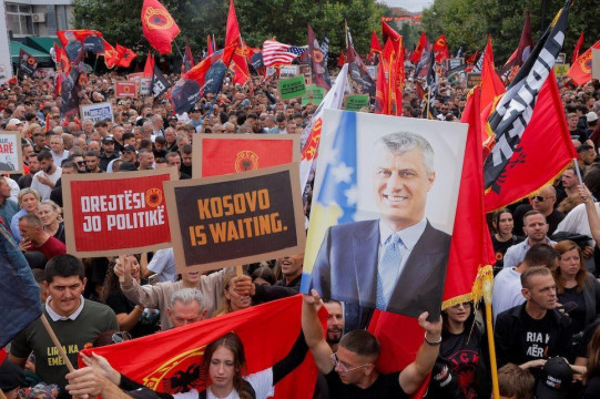 Zastave Albanije, Kosova i posteri Hašima Tačija