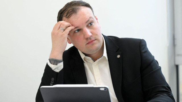 Zvinčuk se drži za glavu dok daje izjavu za agenciju AFP u aprilu 2023.