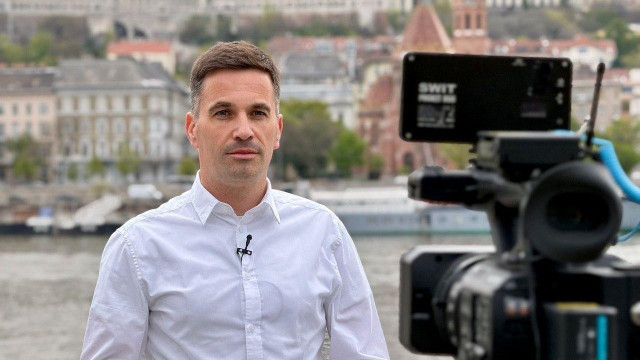 Aleksandar Miladinović tokom izveštavanja u Budimpešti