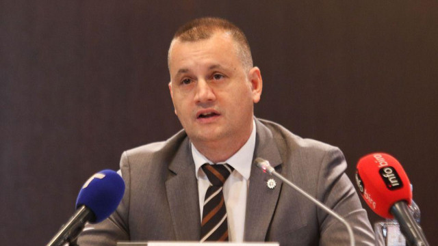 Nenad Stefanović za govornicom
