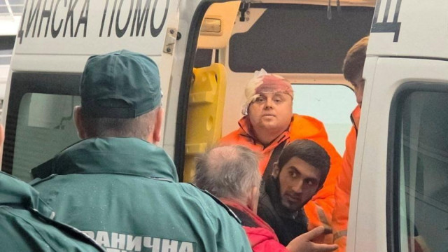 Spašeni članovi posade, ljudi sede na vratima kola hitne pomoći
