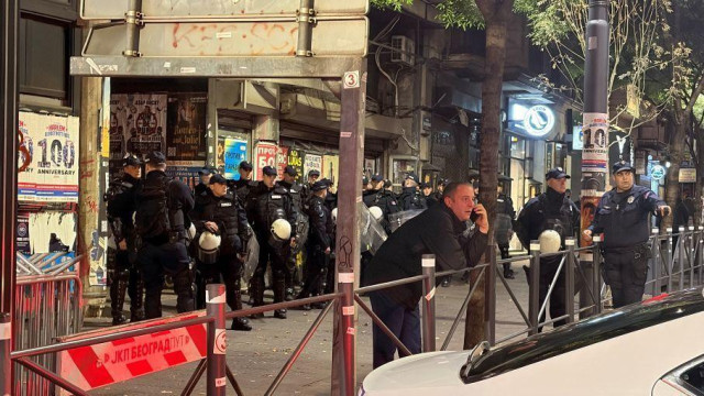 Policija je bila raspoređena u Ulici Kralja Milana u neposrednoj blizini Republičke izborne komisije u zgradi Narodne Skupštine