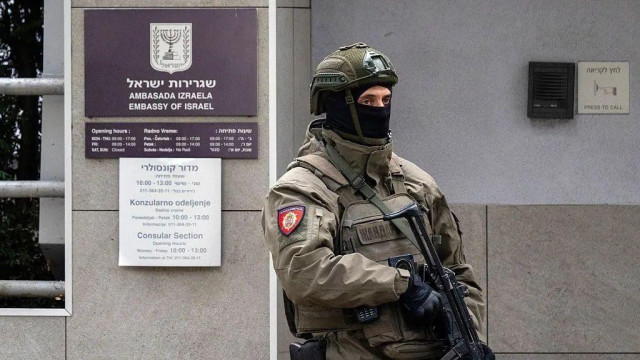 izrael, izraelska ambasada, srpski policajac ispred zgrade ambasade izraela