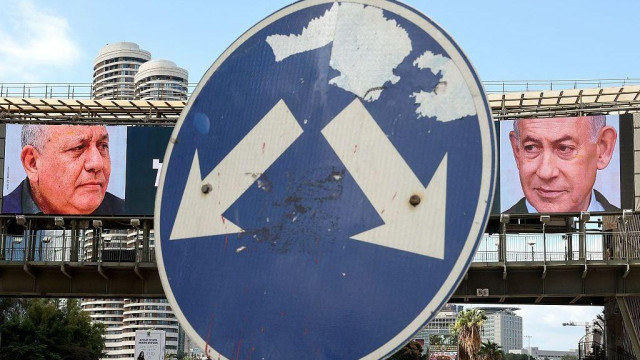 Ajzenkot (levo), Netanjahu (desno) a između njih je saobraćajani znak